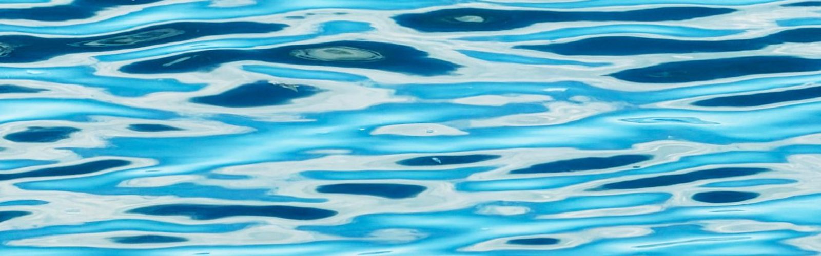 青く揺らめく水面