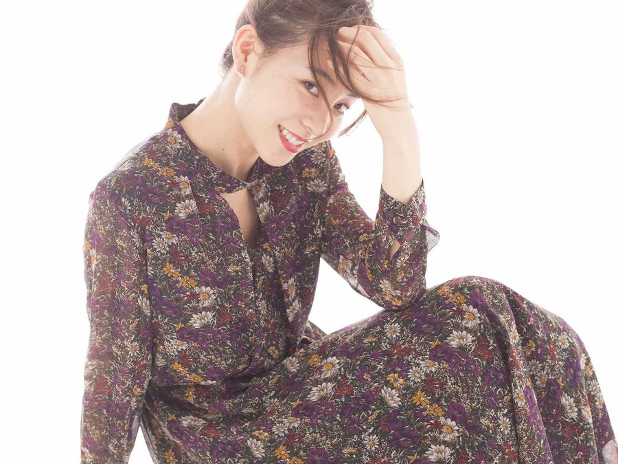 花柄のロングドレスで座る女性