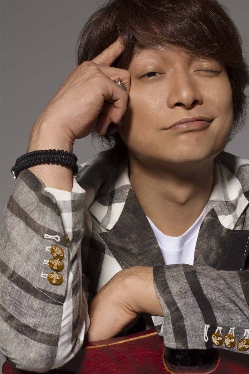 ストライプのシャツで頬杖をつく男性