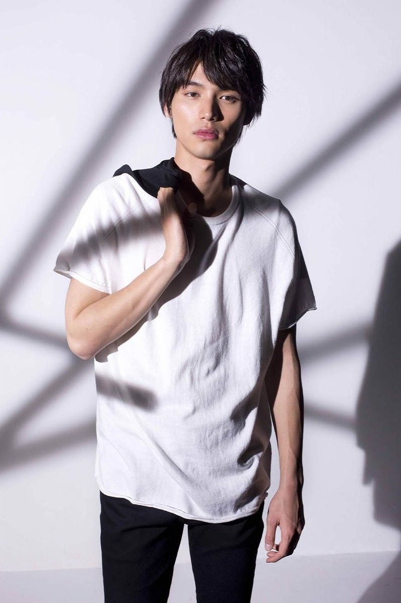 白いTシャツで影の中に立つ男性