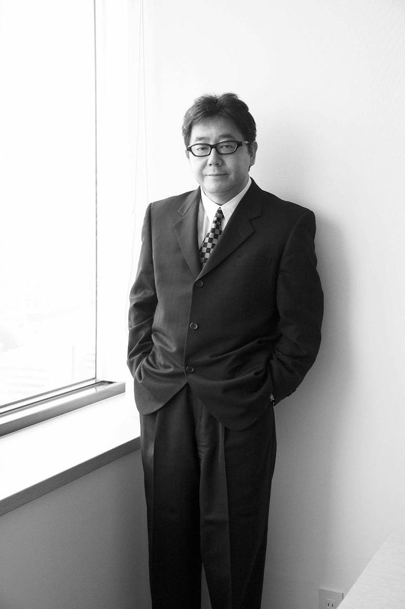 窓辺に立つスーツの男性