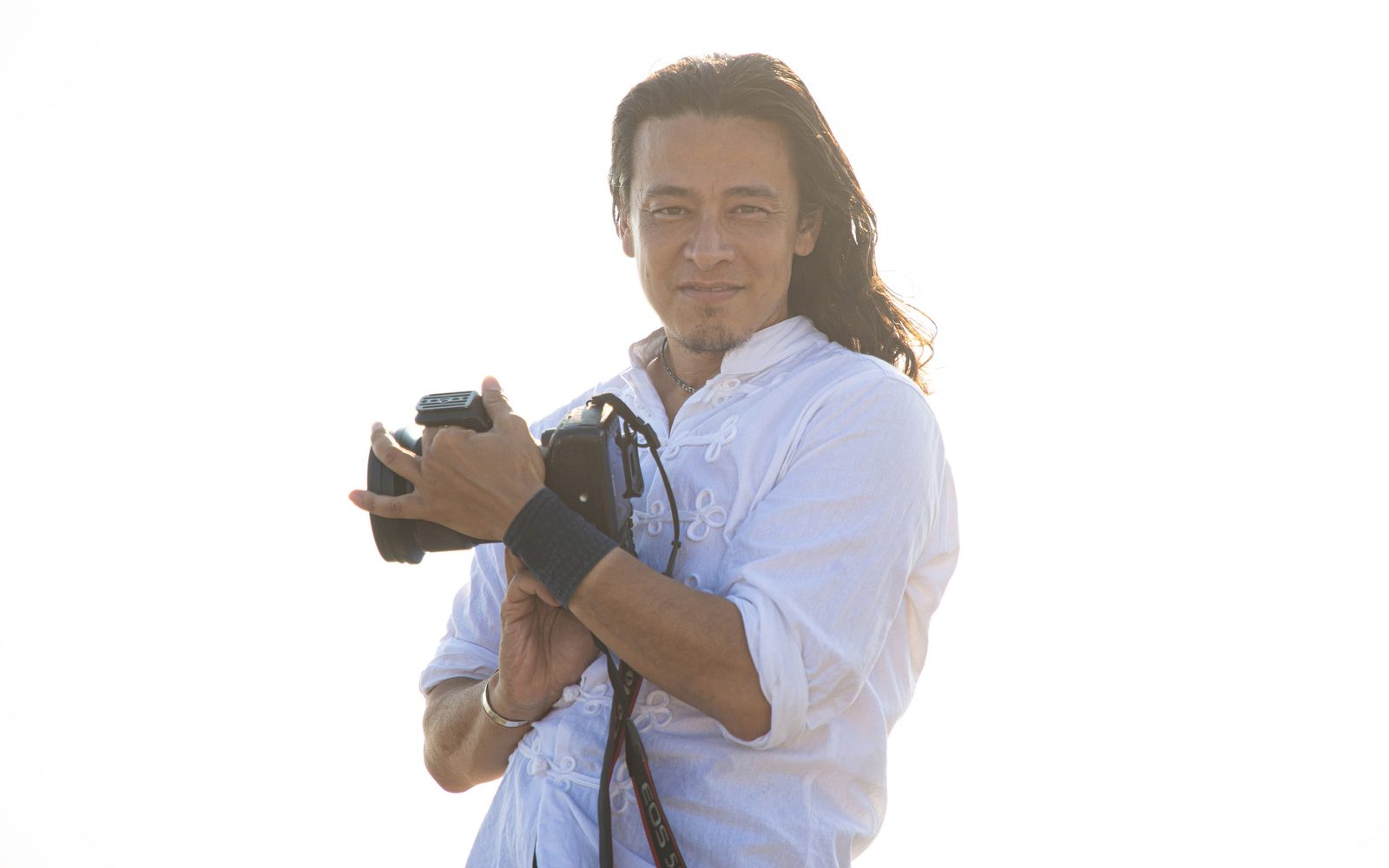 カメラを構える写真家 Jo Moriyama